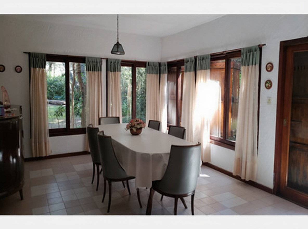 Casa con parque y parrilla a 100 metros del mar en Costa del Este miniatura 4