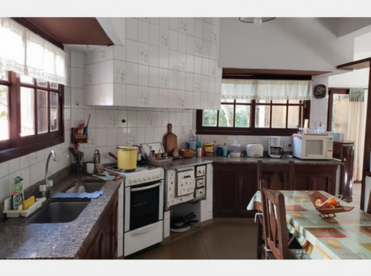 Casa con parque y parrilla a 100 metros del mar en Costa del Este miniatura 5