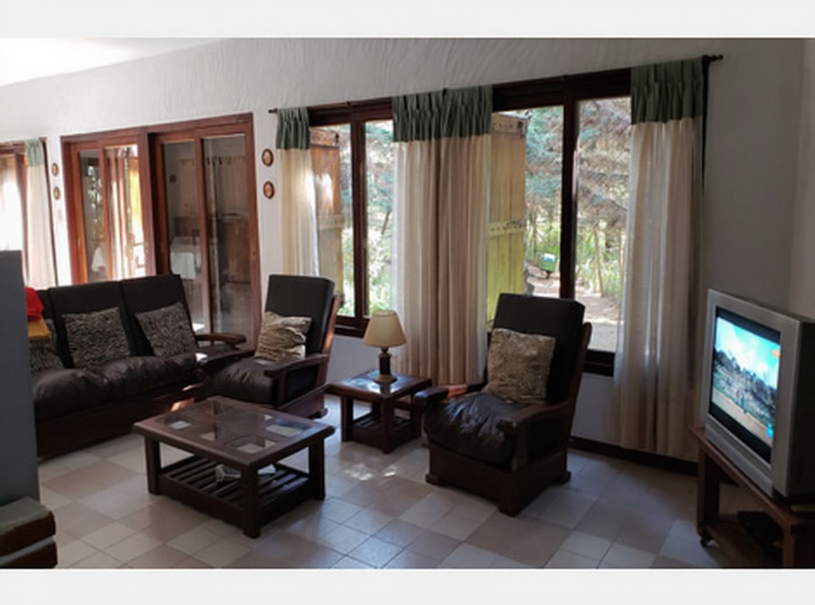 Casa con parque y parrilla a 100 metros del mar en Costa del Este miniatura 6