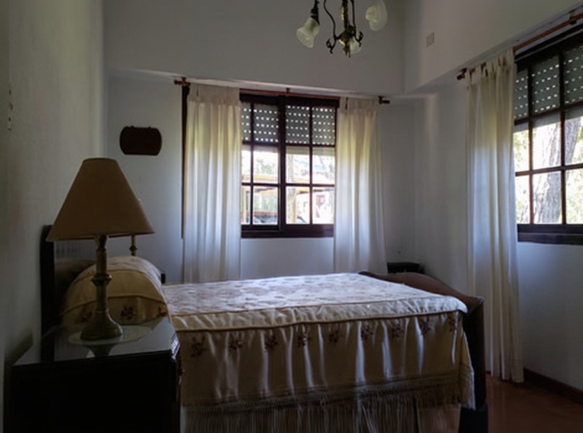 Casa con parque y parrilla a 100 metros del mar en Costa del Este miniatura 8