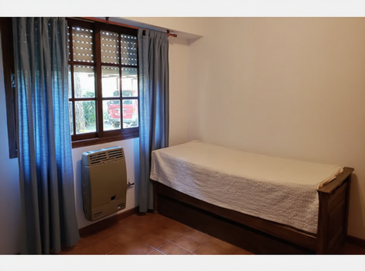 Casa con parque y parrilla a 100 metros del mar en Costa del Este miniatura 9