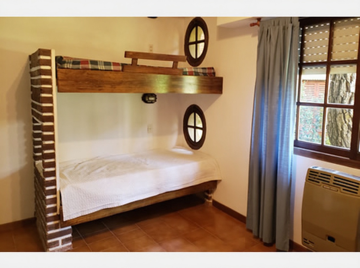 Casa con parque y parrilla a 100 metros del mar en Costa del Este miniatura 10