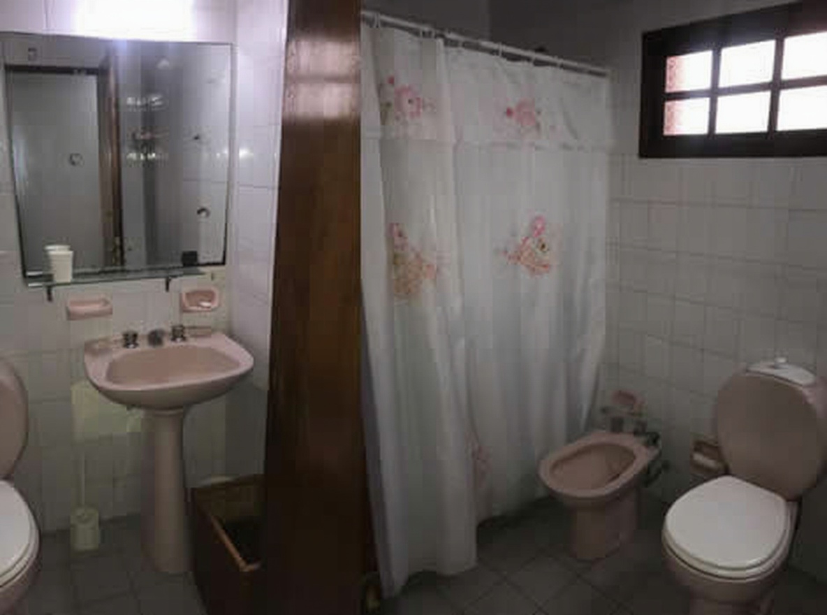 Casa con parque y parrilla a 100 metros del mar en Costa del Este miniatura 11