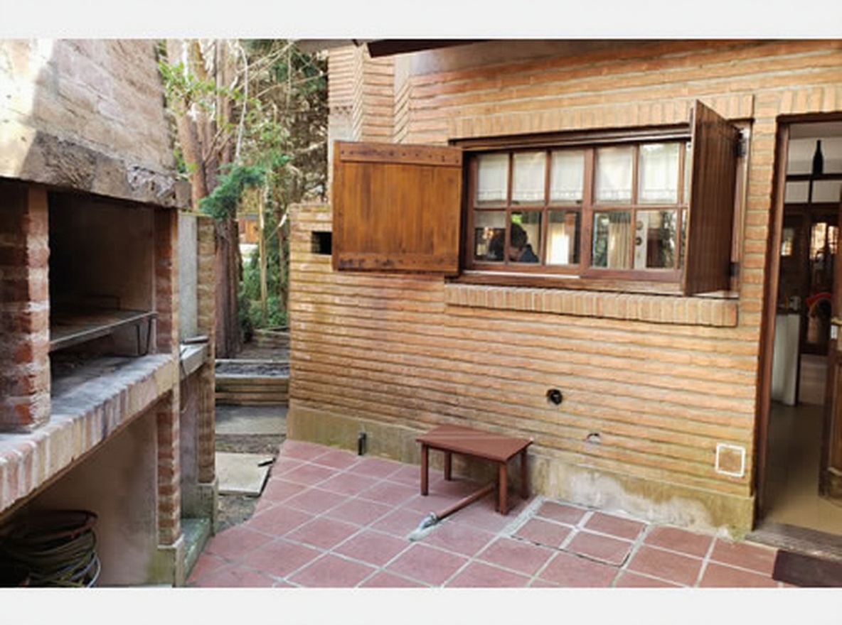 Casa con parque y parrilla a 100 metros del mar en Costa del Este miniatura 12