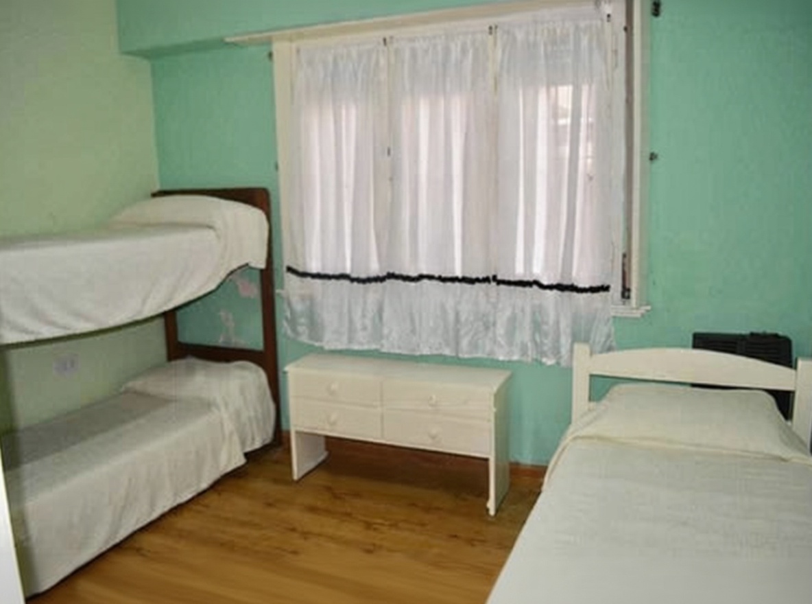 Casa con patio y parrilla en Mar del Tuyú miniatura 5