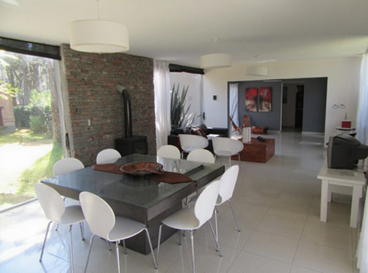 Casas con patio y parrilla a 300 metros del mar en Costa del Este miniatura 3