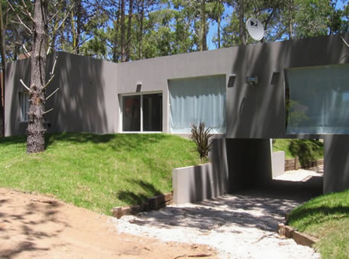 Casas con patio y parrilla a 300 metros del mar en Costa del Este miniatura 9