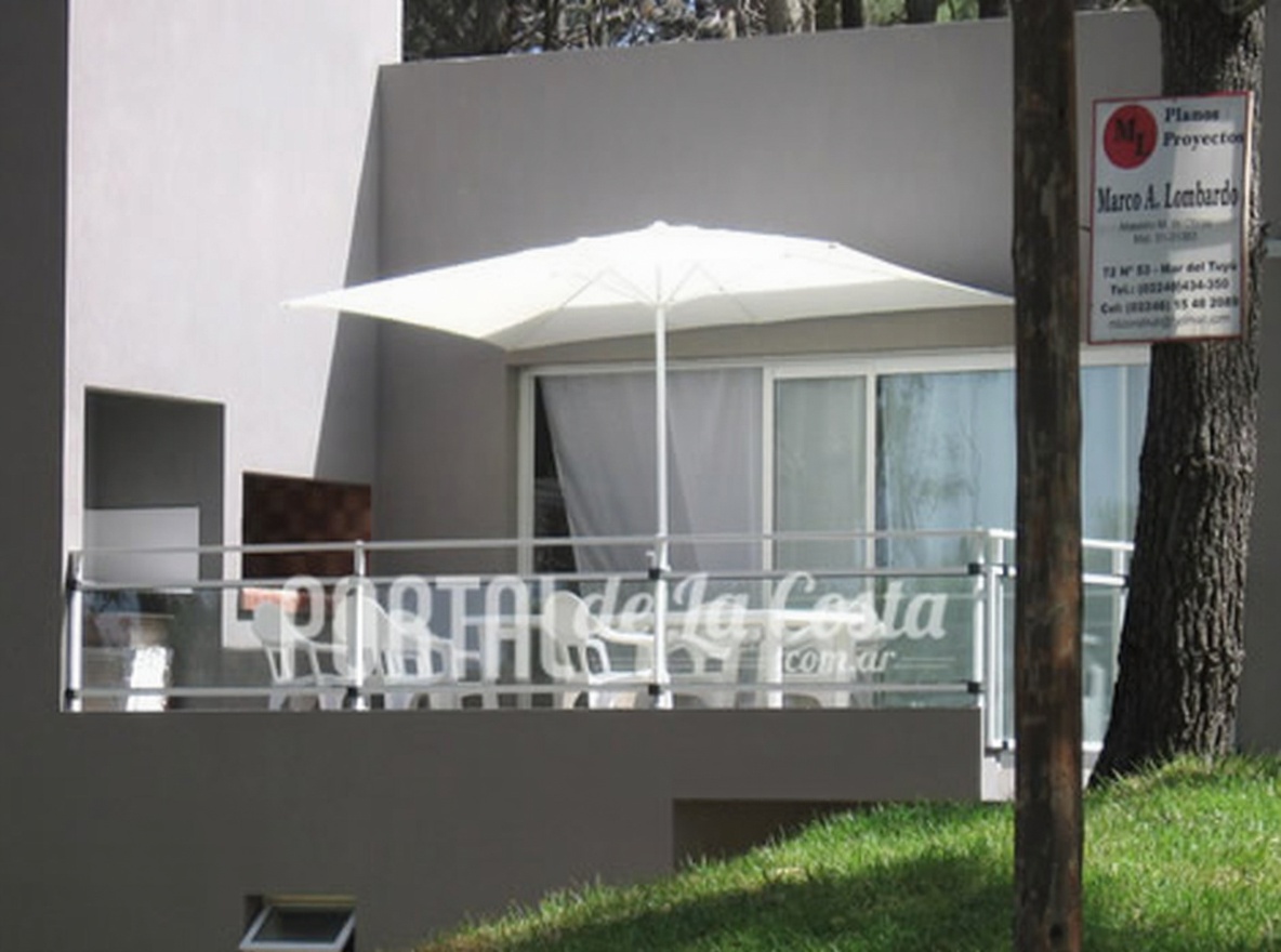 Casas con patio y parrilla a 300 metros del mar en Costa del Este miniatura 10