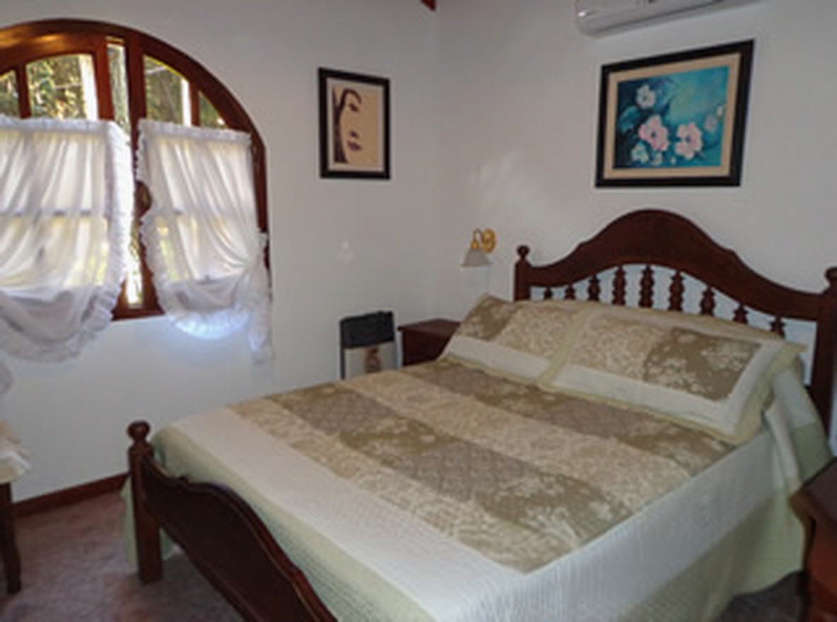 Casas con parque y parrilla a 2 cuadras del mar en Costa del Este miniatura 6