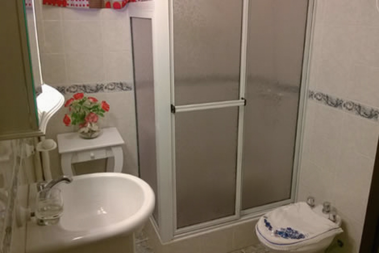 Casas con parque y parrilla a 2 cuadras del mar en Costa del Este miniatura 9