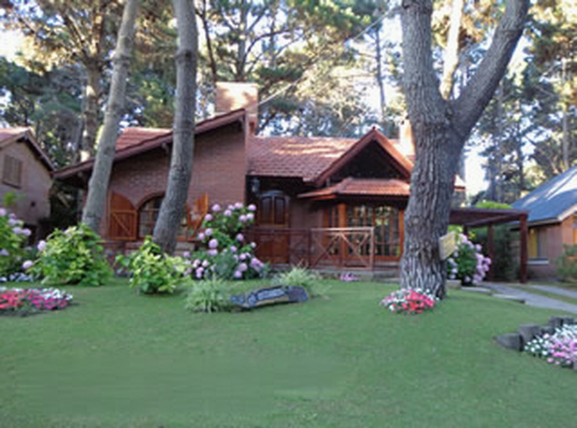Casas con parque y parrilla a 2 cuadras del mar en Costa del Este miniatura 12