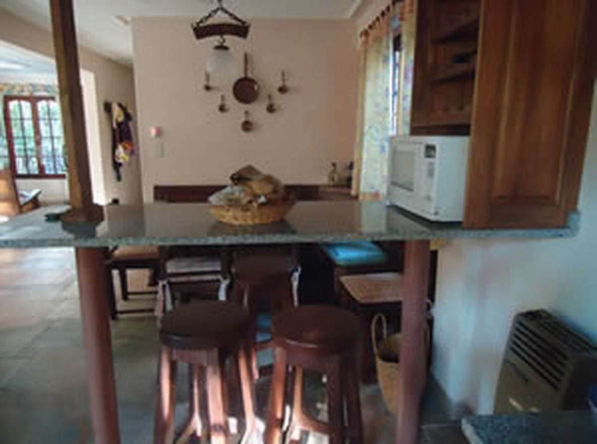 Chalet con parque y parrilla a 400 metros del mar en Costa del Este miniatura 4