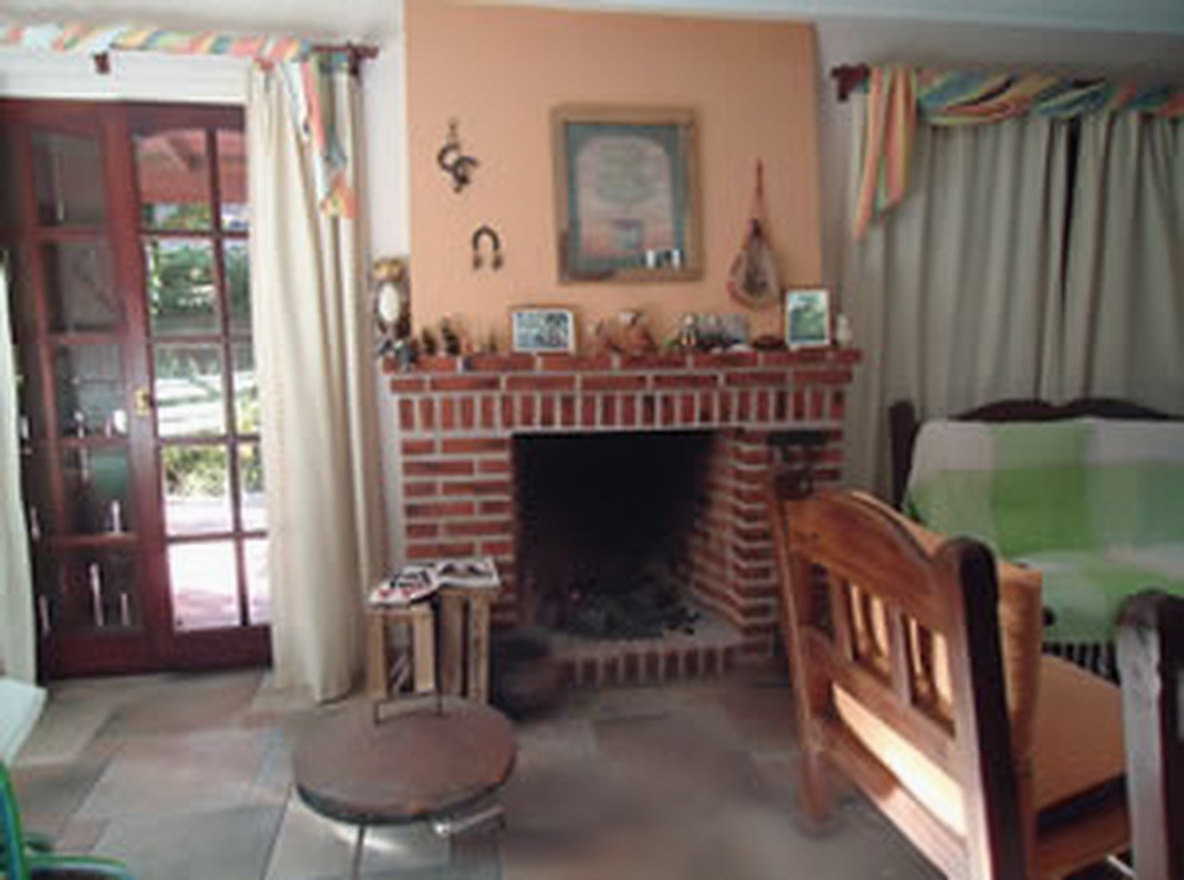 Chalet con parque y parrilla a 400 metros del mar en Costa del Este miniatura 5