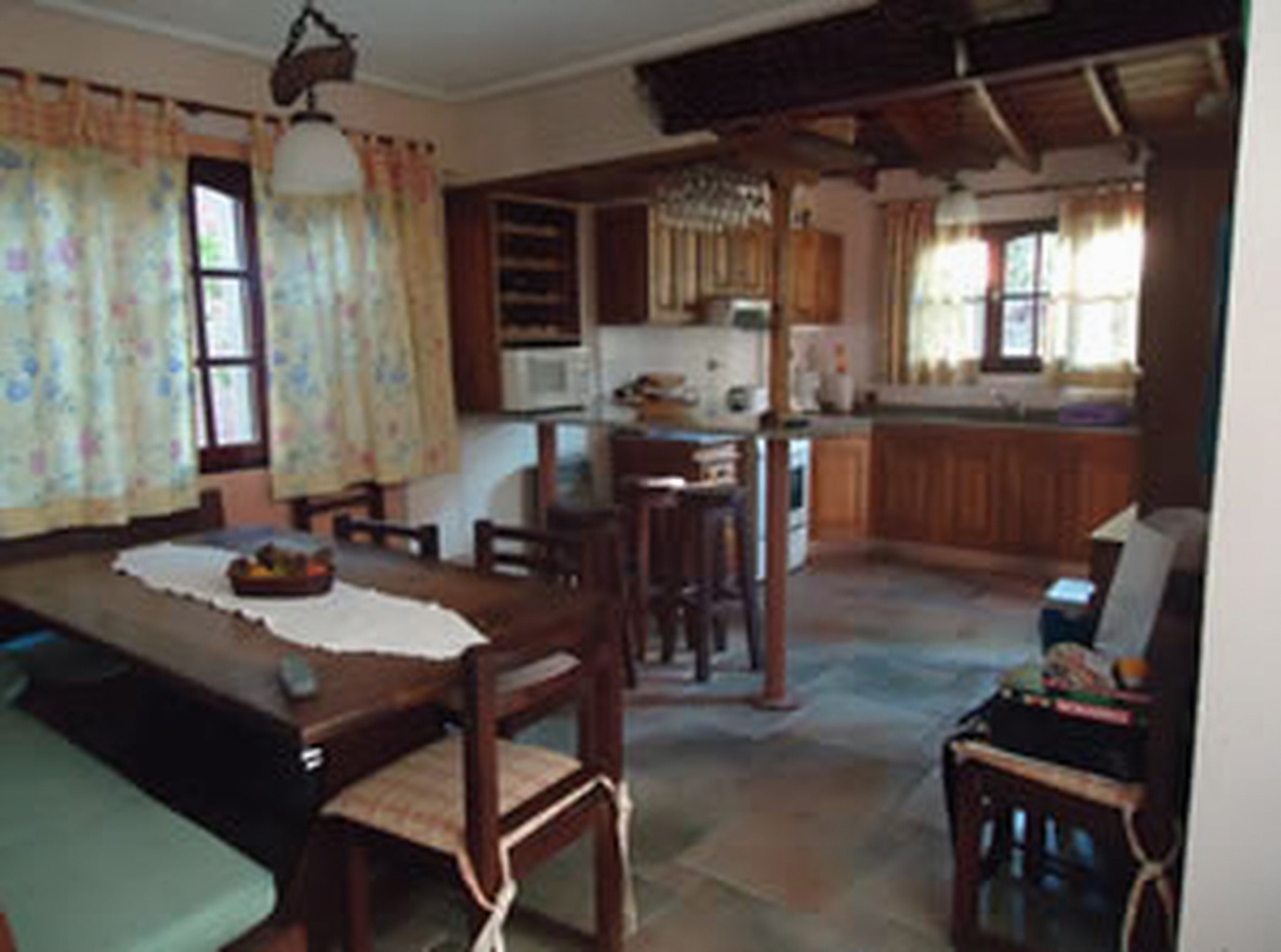 Chalet con parque y parrilla a 400 metros del mar en Costa del Este miniatura 6