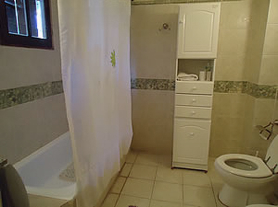 Chalet con parque y parrilla a 400 metros del mar en Costa del Este miniatura 11