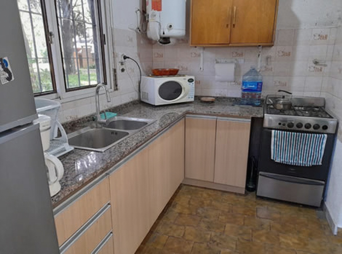 Chalet con parque y parrilla a 4 cuadras del mar en Costa del Este miniatura 2