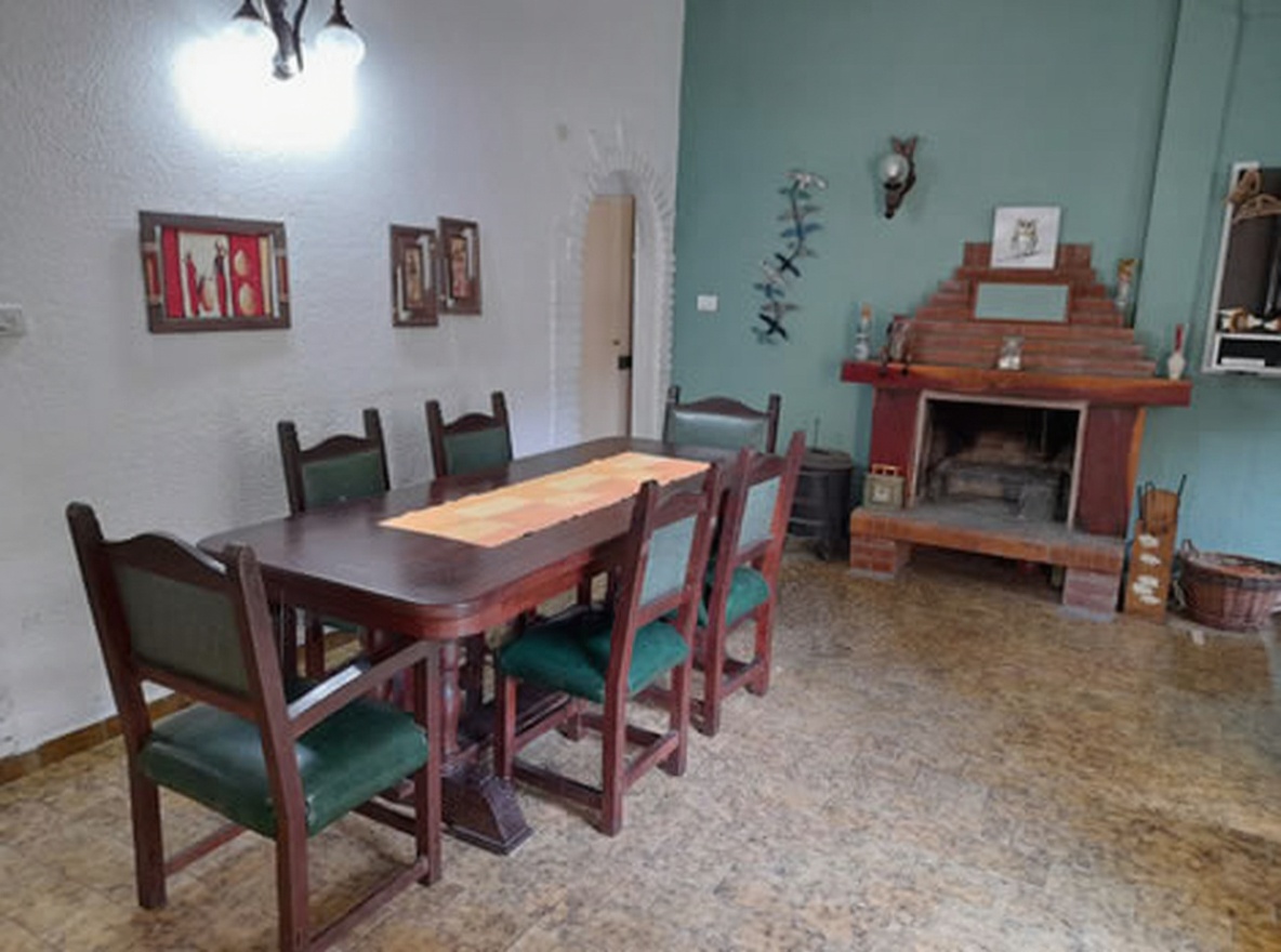 Chalet con parque y parrilla a 4 cuadras del mar en Costa del Este miniatura 3