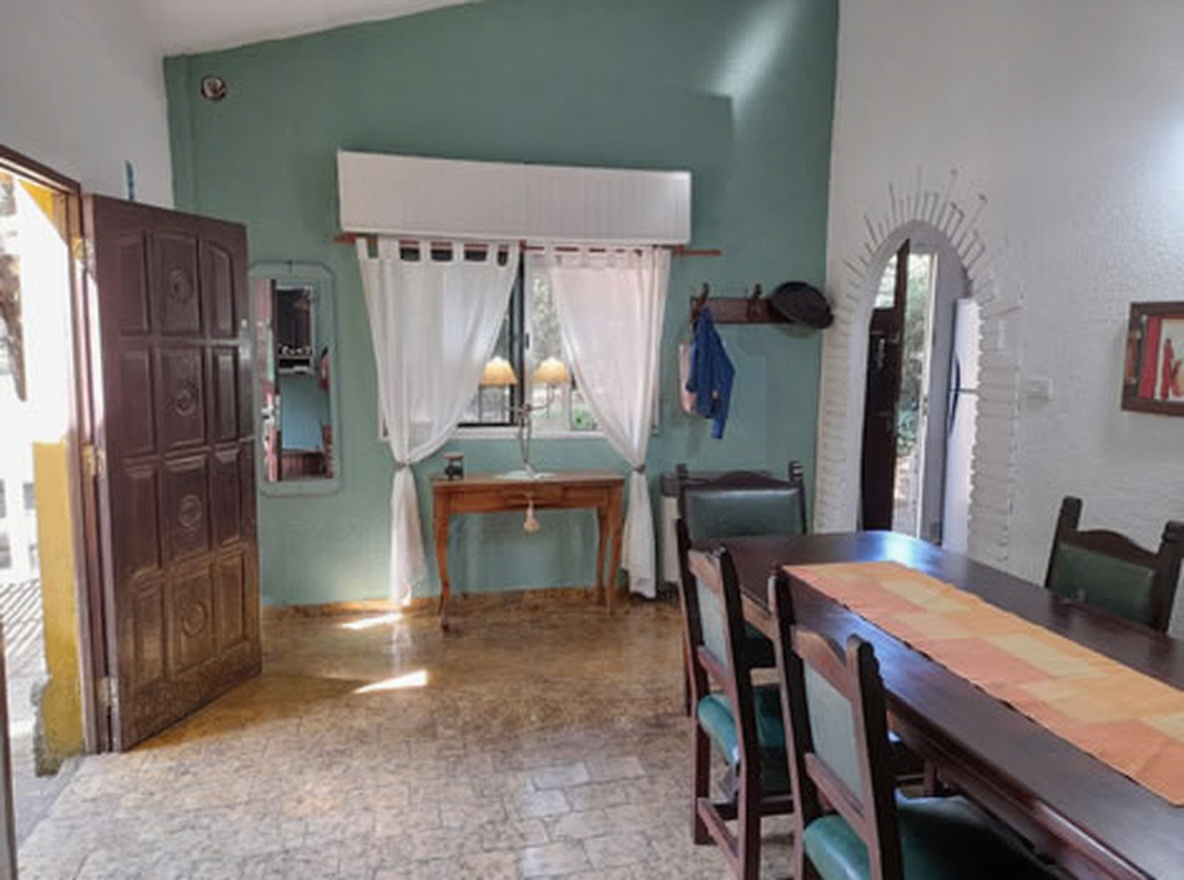 Chalet con parque y parrilla a 4 cuadras del mar en Costa del Este miniatura 4