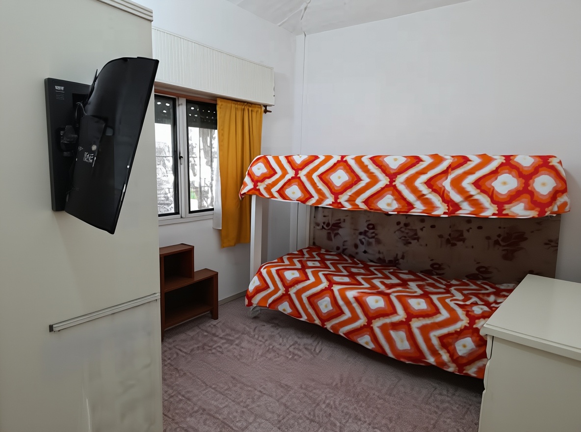 Chalet con parque y parrilla a 4 cuadras del mar en Costa del Este miniatura 5