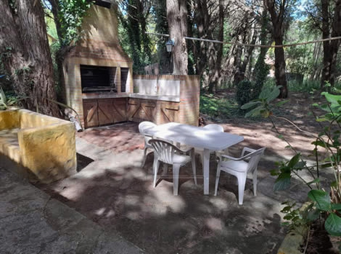 Chalet con parque y parrilla a 4 cuadras del mar en Costa del Este miniatura 6