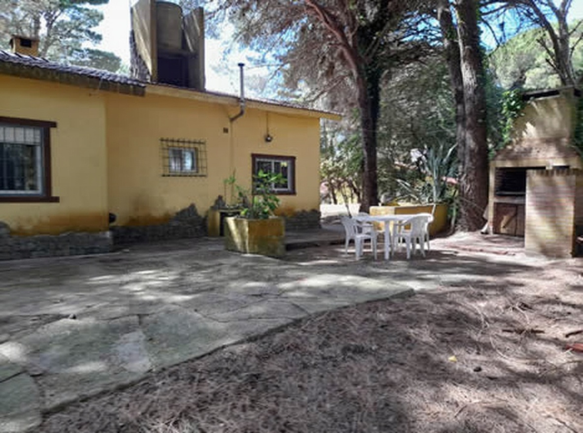 Chalet con parque y parrilla a 4 cuadras del mar en Costa del Este miniatura 7