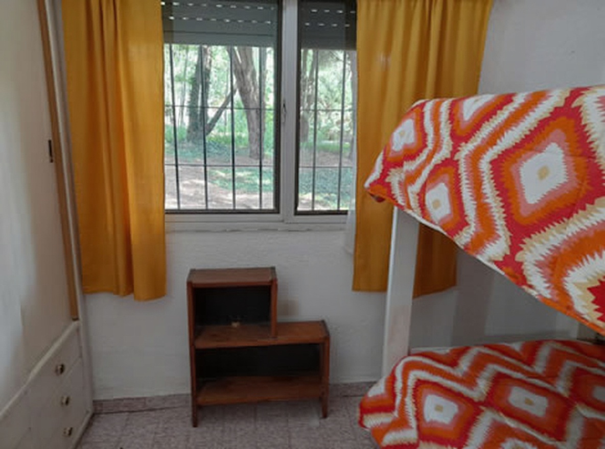 Chalet con parque y parrilla a 4 cuadras del mar en Costa del Este miniatura 8