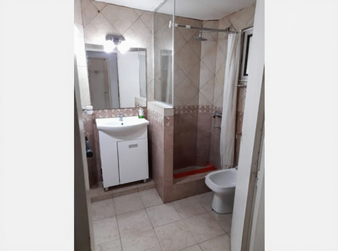 Chalet con parque y parrilla a 4 cuadras del mar en Costa del Este miniatura 9