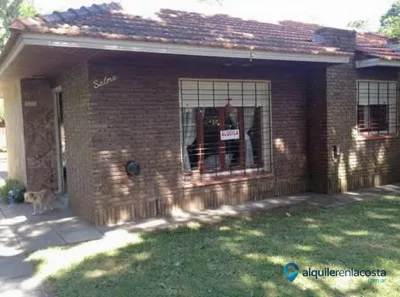 Chalet a 100 metros del mar y del centro en Mar de Ajó