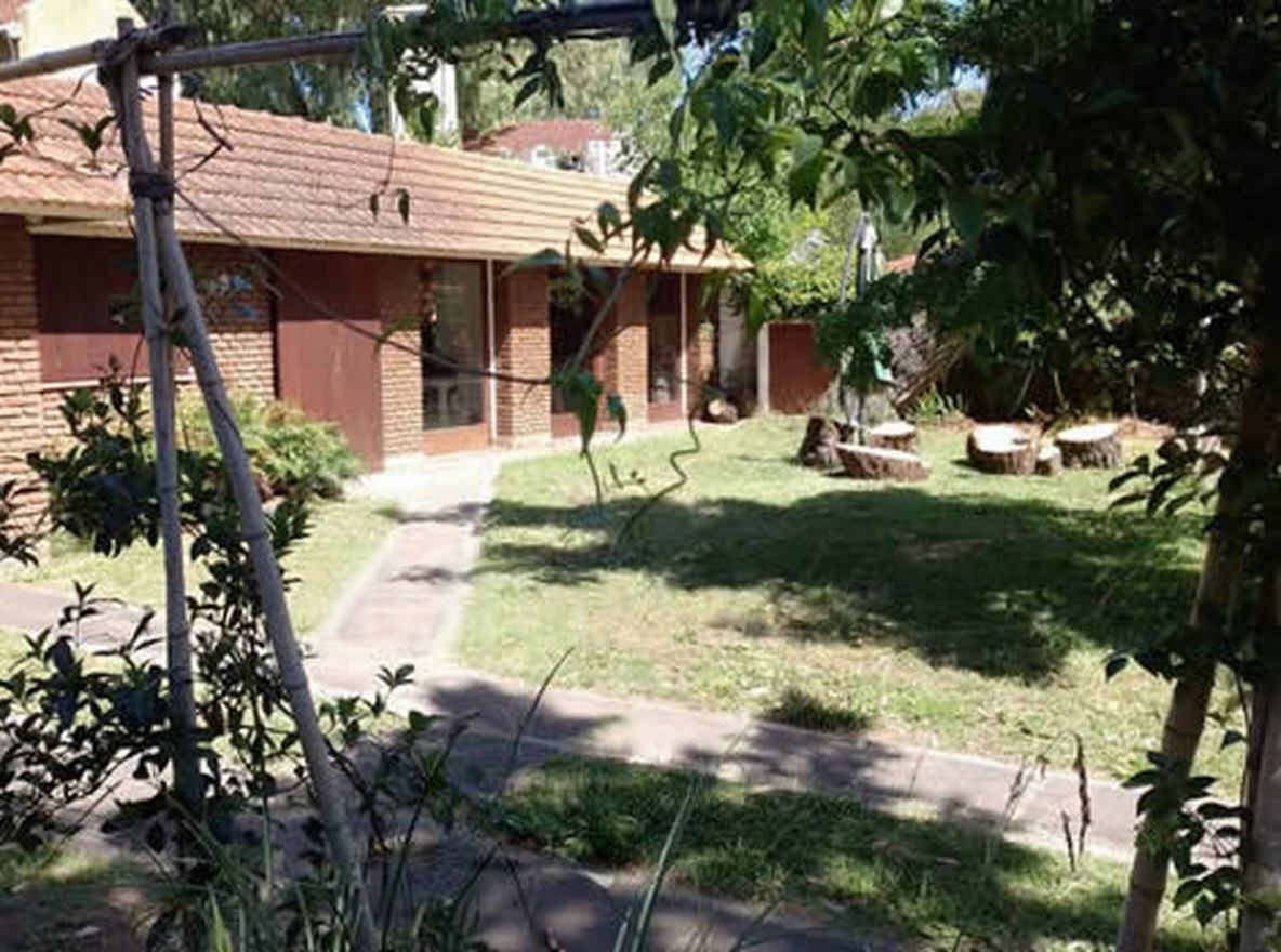 Chalet a 100 metros del mar y del centro en Mar de Ajó miniatura 2