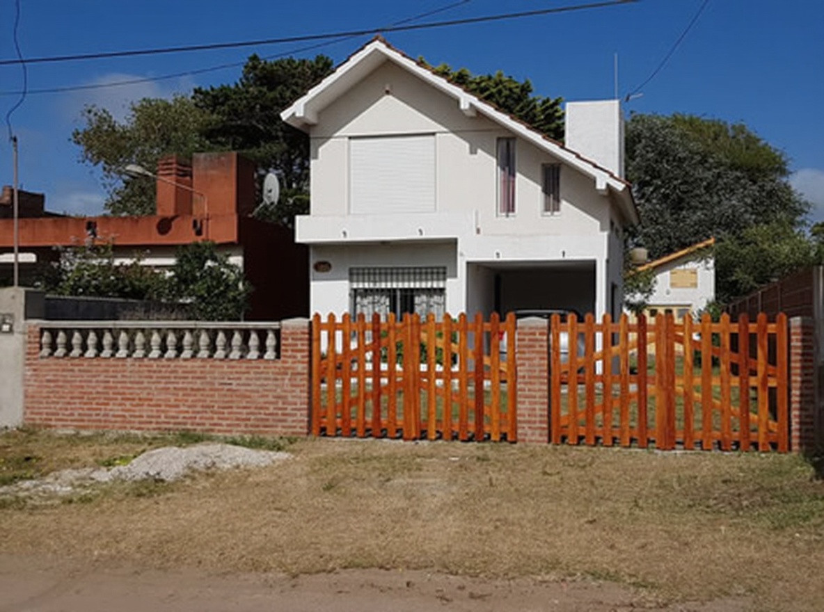 Chalet con cochera y parrilla en Las Toninas
