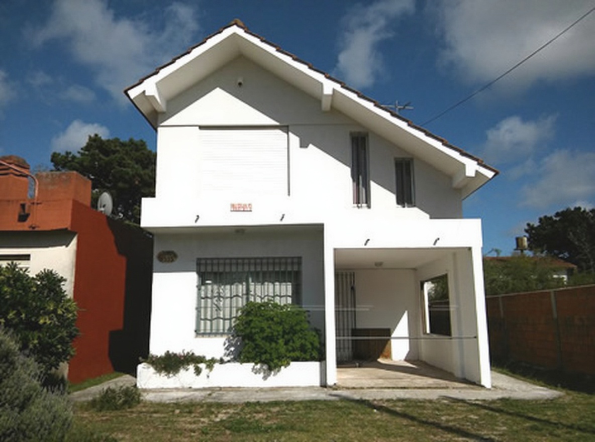 Chalet con cochera y parrilla en Las Toninas miniatura 2