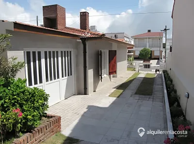 Chalet con cochera y parrilla a 50 metros del mar en Santa Teresita foto 2