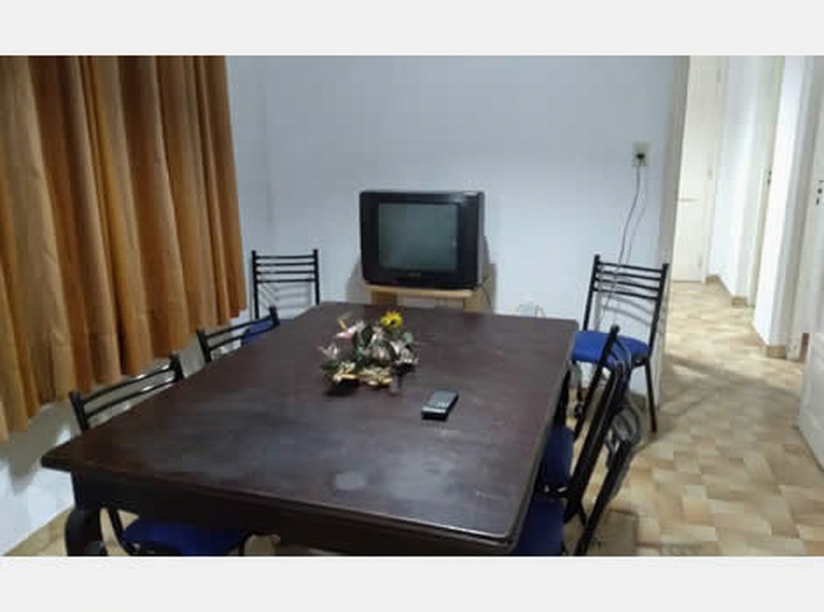 Chalet con parque y parrilla a 300 metros del mar en Santa Teresita miniatura 3