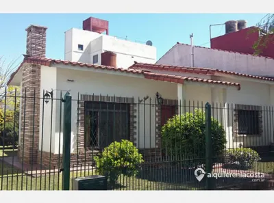 Chalet con parque y parrilla en Santa Teresita