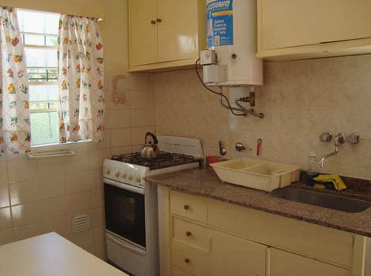 Chalet con parque y parrilla en Santa Teresita miniatura 2