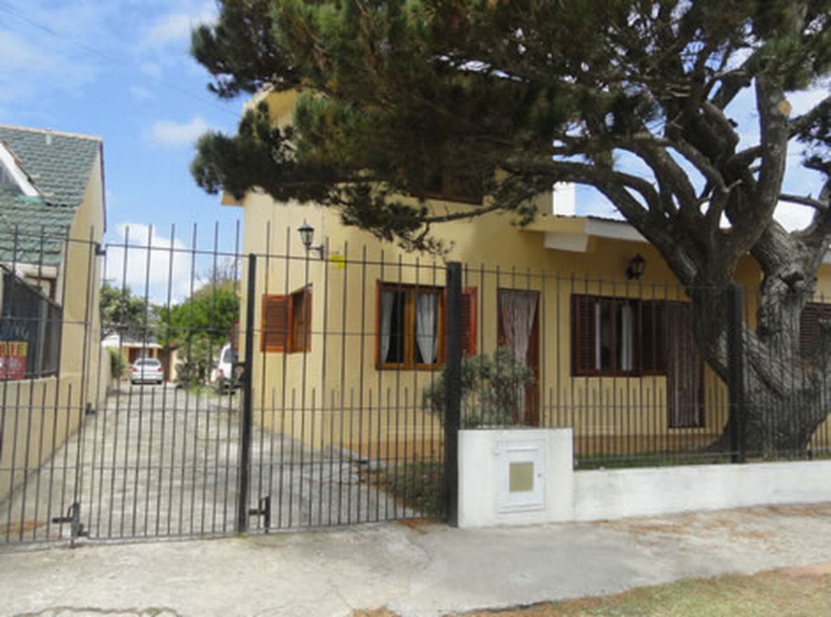 Chalet con pileta y parrilla a 130 metros del mar en Mar del Tuyú