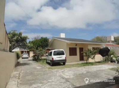 Chalet con pileta y parrilla a 130 metros del mar en Mar del Tuyú foto 2
