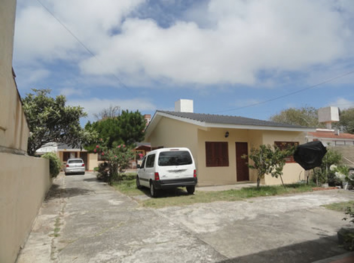 Chalet con pileta y parrilla a 130 metros del mar en Mar del Tuyú miniatura 2