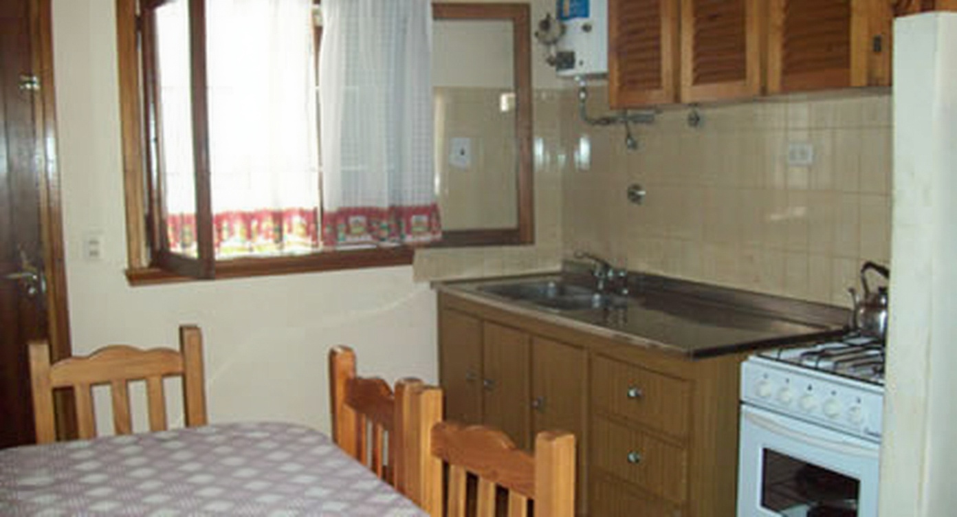 Chalet con pileta y parrilla a 130 metros del mar en Mar del Tuyú miniatura 3