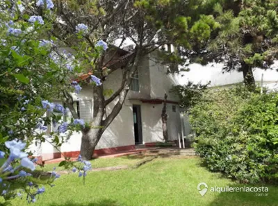 Chalet con parque y parrilla frente al mar en Mar del Tuyú