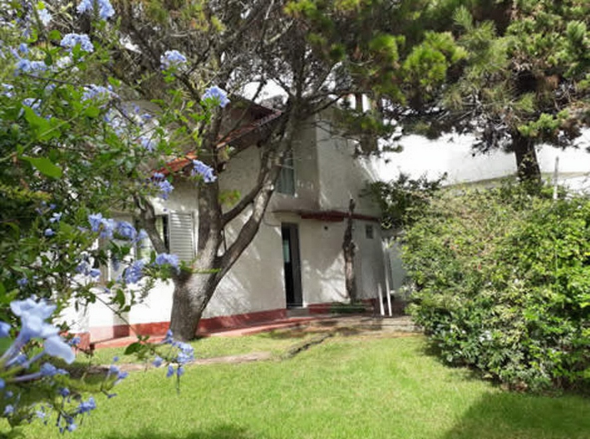 Chalet con parque y parrilla frente al mar en Mar del Tuyú foto 1