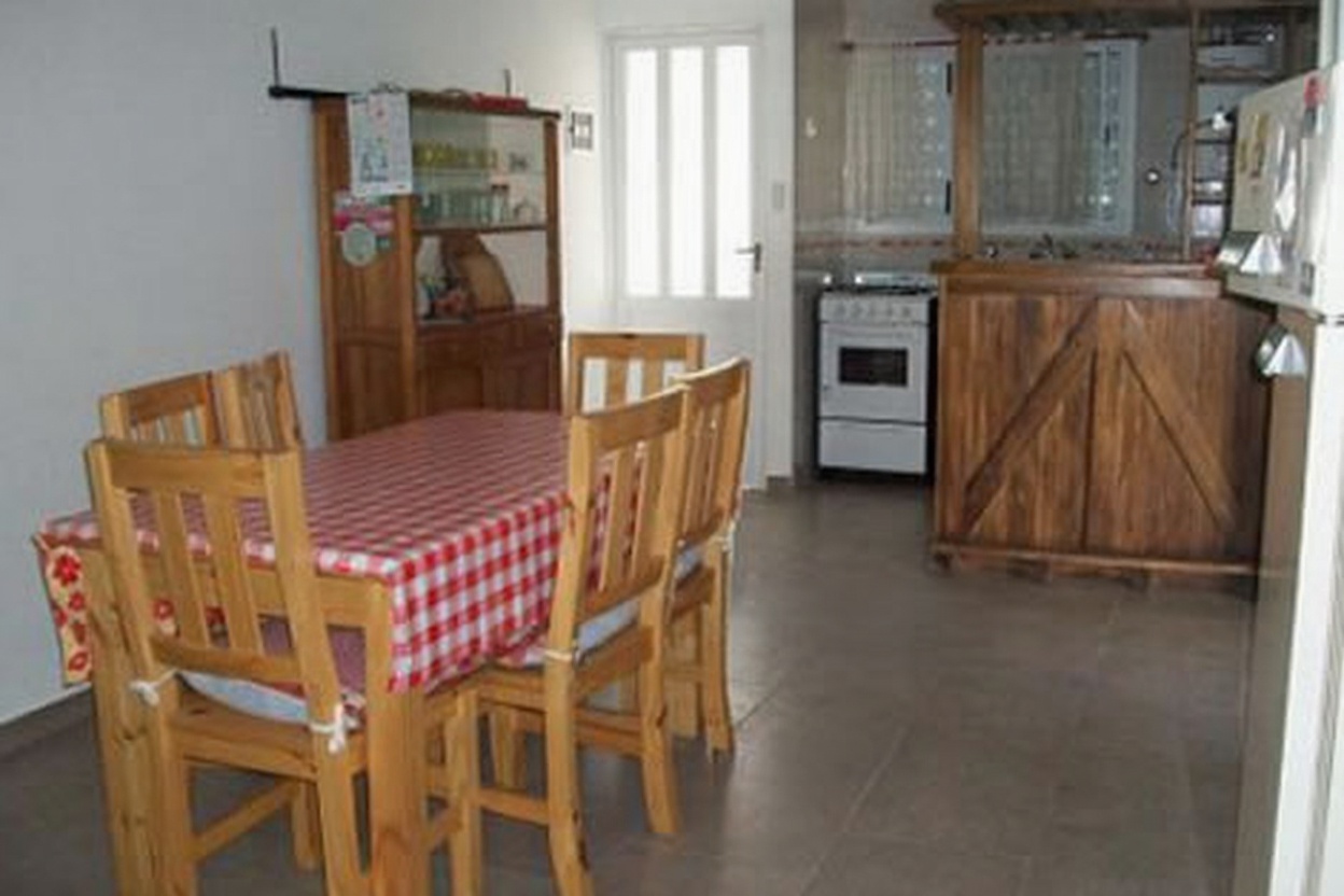 Chalet con parque y parrilla frente al mar en Mar del Tuyú miniatura 2