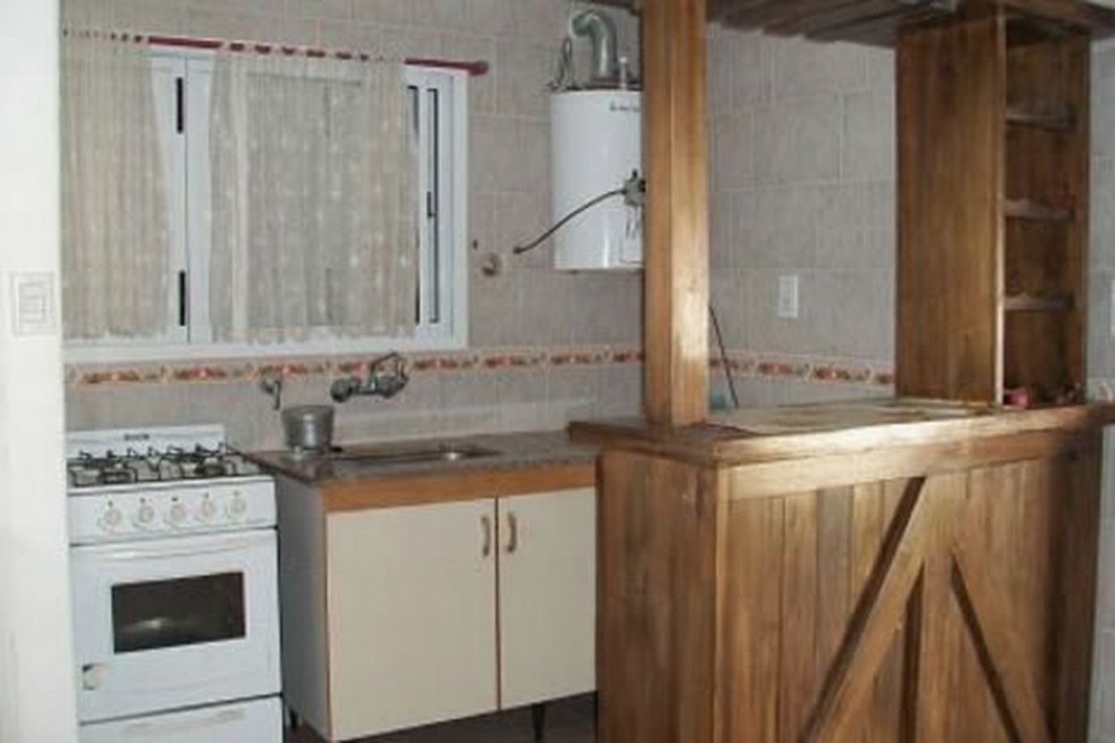 Chalet con parque y parrilla frente al mar en Mar del Tuyú miniatura 3