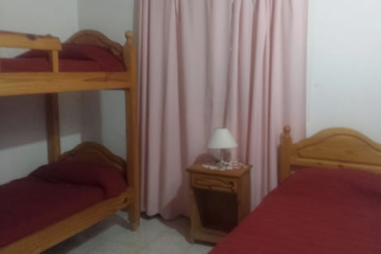 Chalet con parque y parrilla frente al mar en Mar del Tuyú miniatura 5