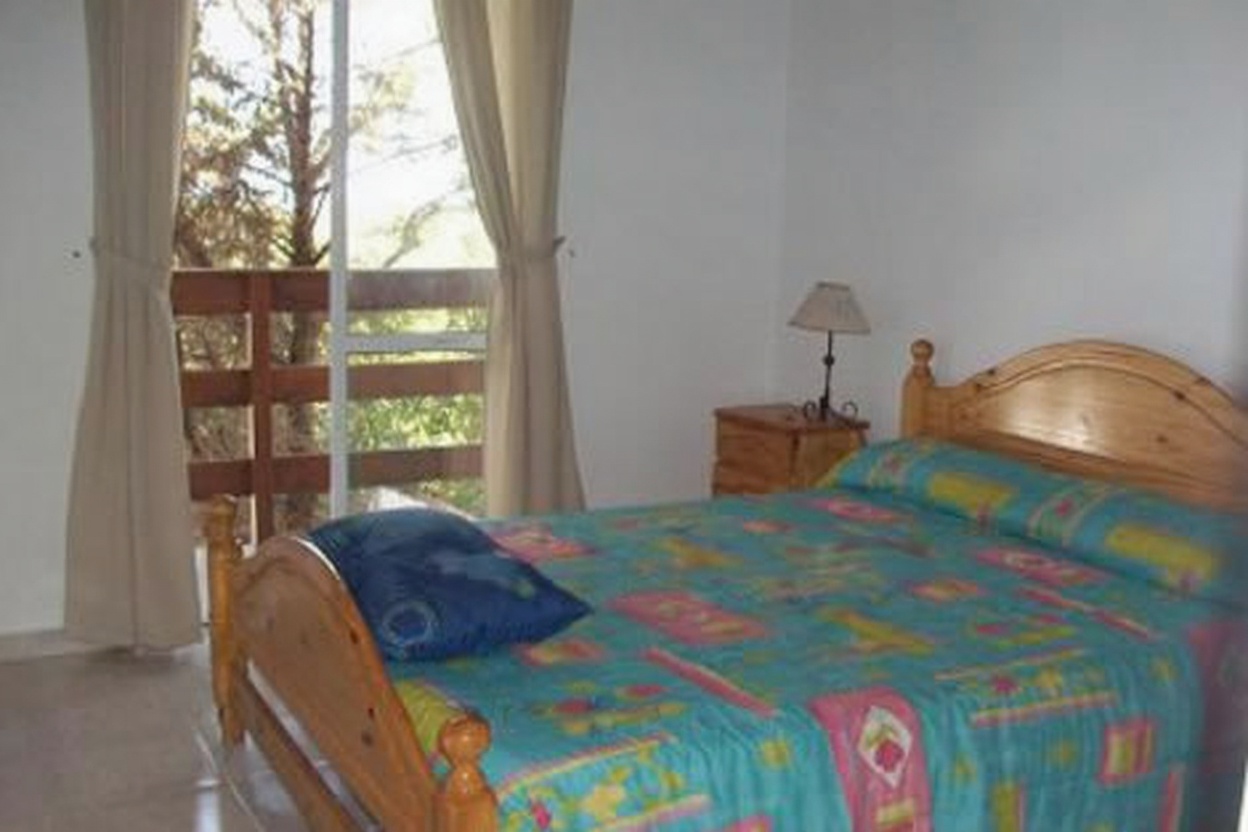 Chalet con parque y parrilla frente al mar en Mar del Tuyú miniatura 7