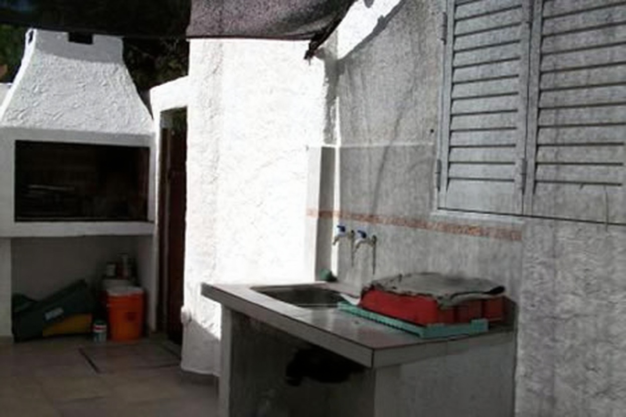 Chalet con parque y parrilla frente al mar en Mar del Tuyú miniatura 9