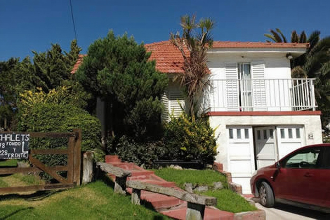 Chalet con parque y parrilla frente al mar en Mar del Tuyú miniatura 12