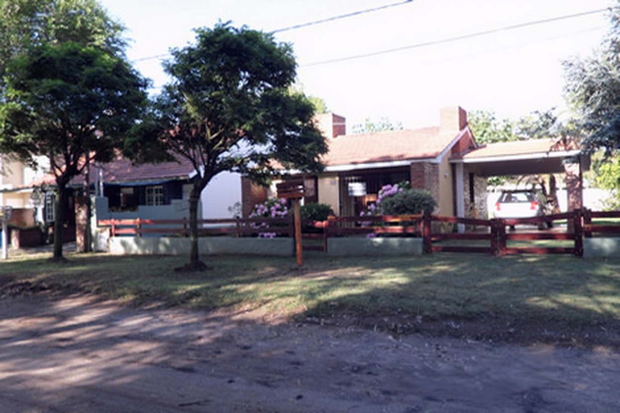 Chalet con parque y parrilla en Las Toninas