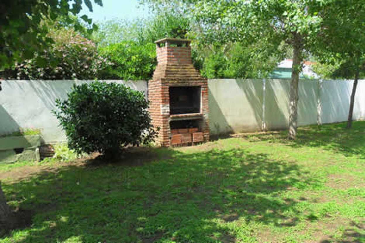 Chalet con parque y parrilla en Las Toninas miniatura 8