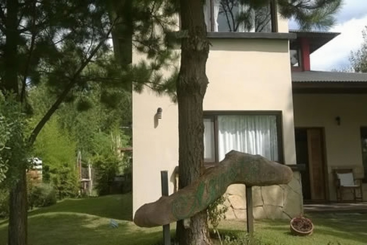 Chalet con parque y parrilla en Costa del Este miniatura 2